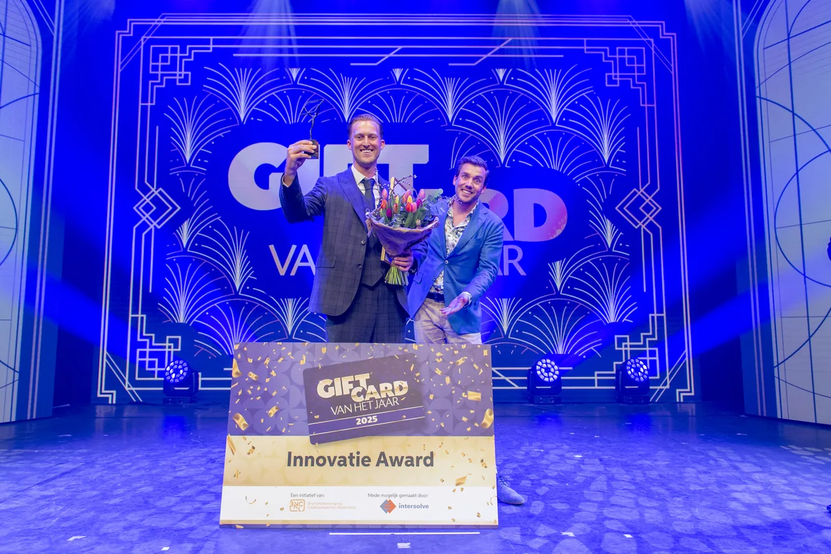 Rowdy Baltus (til venstre), grunnlegger av Festival Cadeaukaart, under utdelingen